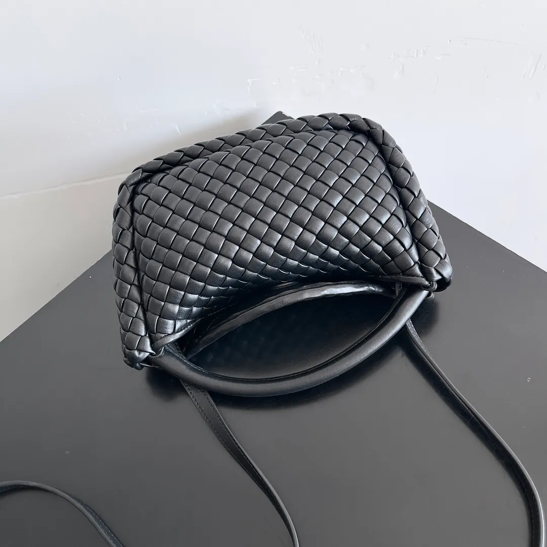 Batch 1760 BOTTEGA VENETA's new mini COBBLE bag. This season's mini Cobble series brings a new style of handbag. The body of the bag resembles the shape of a "Yuanbao", giving you good luck throughout autumn and winter! This Yuanbao bag is made of three pieces of quilted cotton and has an unlined body, showing its quiet power. The bag is carefully designed to create a three-dimensional look. The joints and edges are decorated with lambskin strips to create a sense of simplicity. The handbag is not lined, so you can directly appreciate the consistent lambskin on the outside and inside. It is beautiful both inside and outside. The top handle of this handbag is made of leather-wrapped rope and is quite sturdy. The detachable shoulder strap is secured by a leather buckle inside the bag. Can be carried by hand, carried on the shoulder or cross-body, very easy to match! Style number: 805739 Size: 23*11*8cm